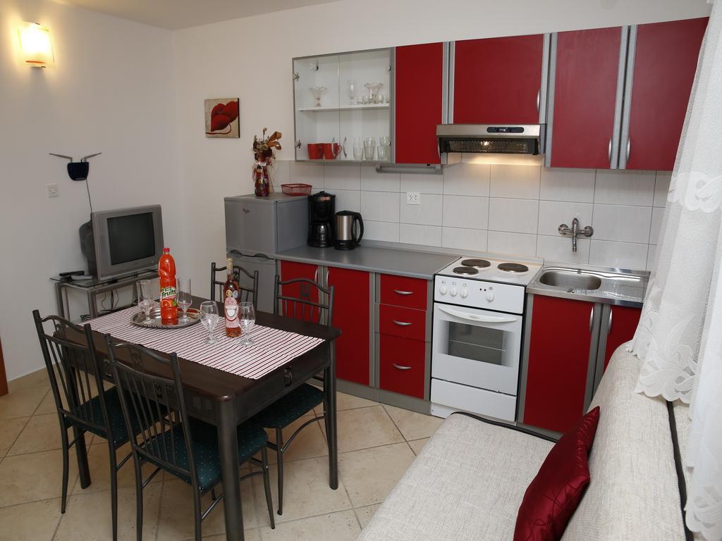 M&r Spadina Apartment